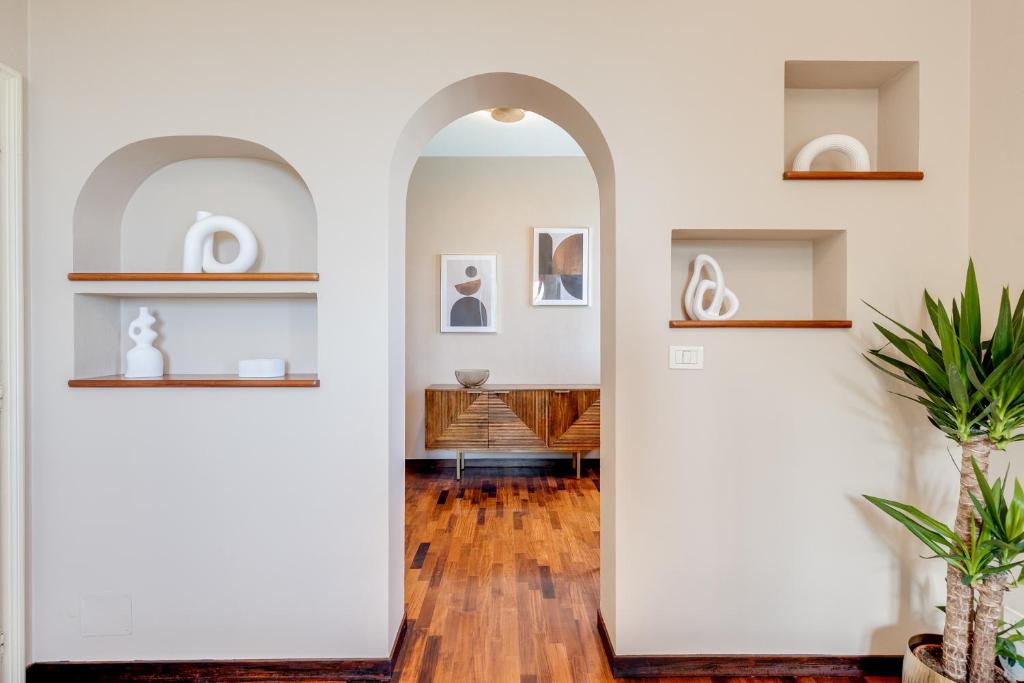 - un couloir avec une arche dans une maison dans l'établissement La Dolce Villa, à Rimini