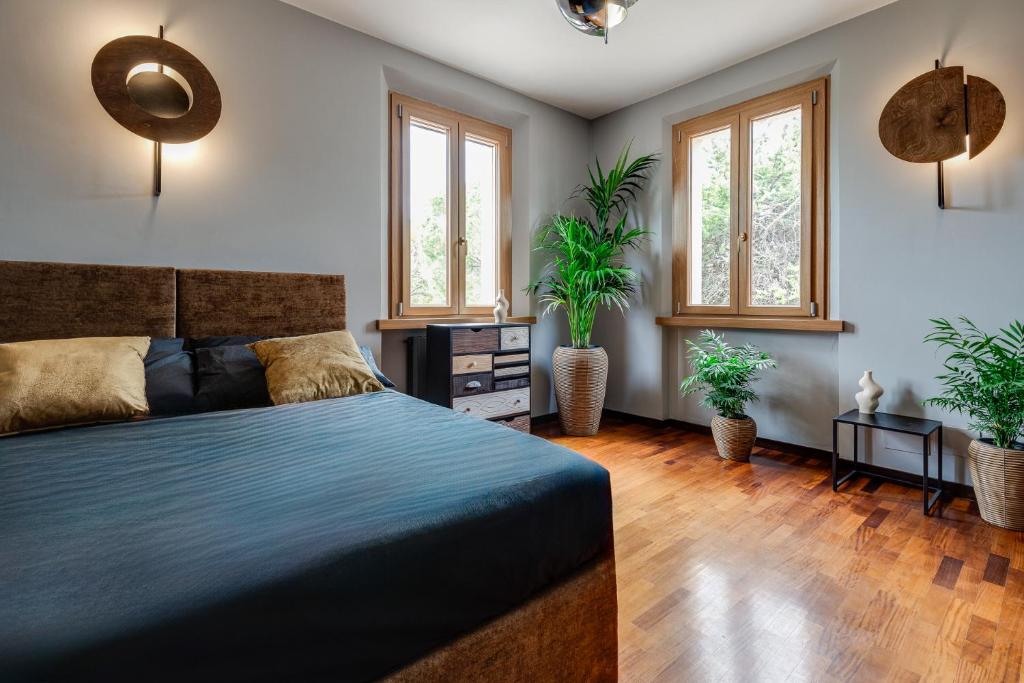 - une chambre avec un lit et deux plantes en pot dans l'établissement La Dolce Villa, à Rimini 188 autres photos