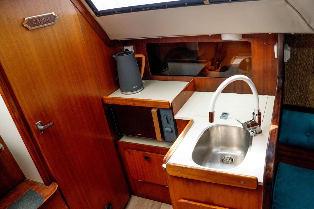 Photo de la galerie de l'établissement bateau voilier insolite avec jacuzzi privatif, à La Teste-de-Buch