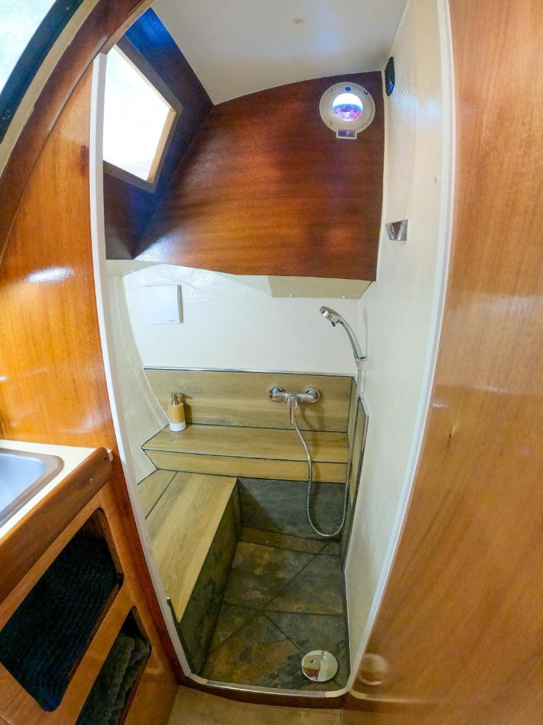Photo de la galerie de l'établissement bateau voilier insolite avec jacuzzi privatif, à La Teste-de-Buch