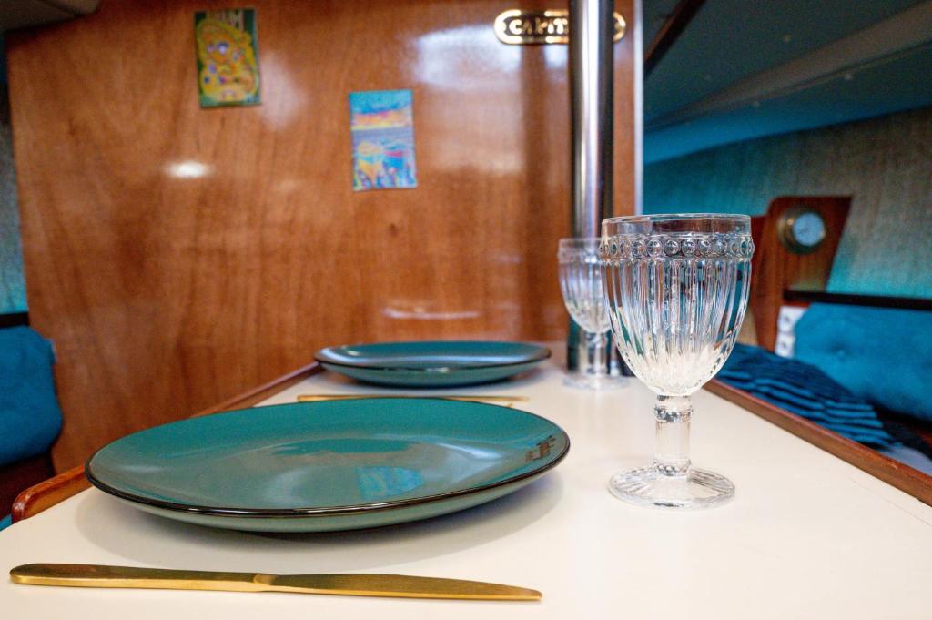 Photo de la galerie de l'établissement bateau voilier insolite avec jacuzzi privatif, à La Teste-de-Buch 28 autres photos