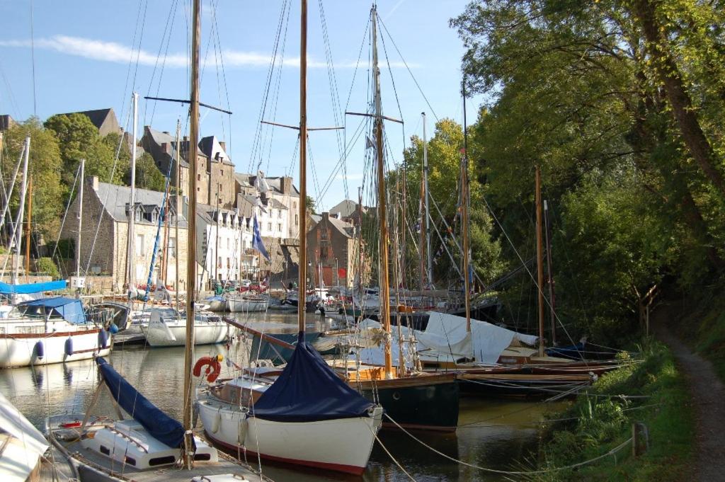 un groupe de bateaux est amarré dans un port dans l'établissement Yourte et Chalet avec piscine, à Nivillac