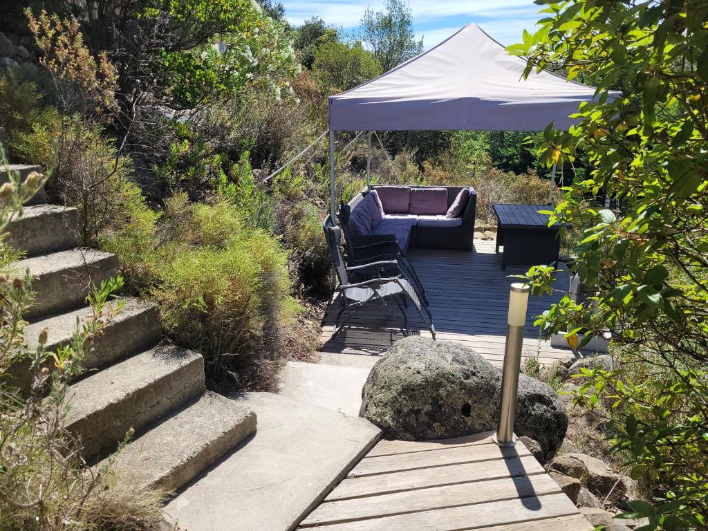 une terrasse avec une chaise et un parasol dans l'établissement Lodge de Travo, à Ventiseri