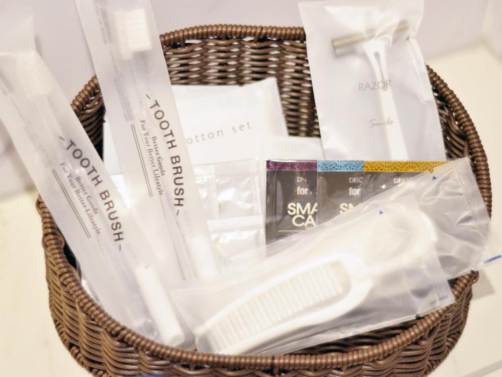 un panier rempli de brosses à dents et de dentifrice dans l'établissement Totonoinoyado Shuntouan, à Beppu
