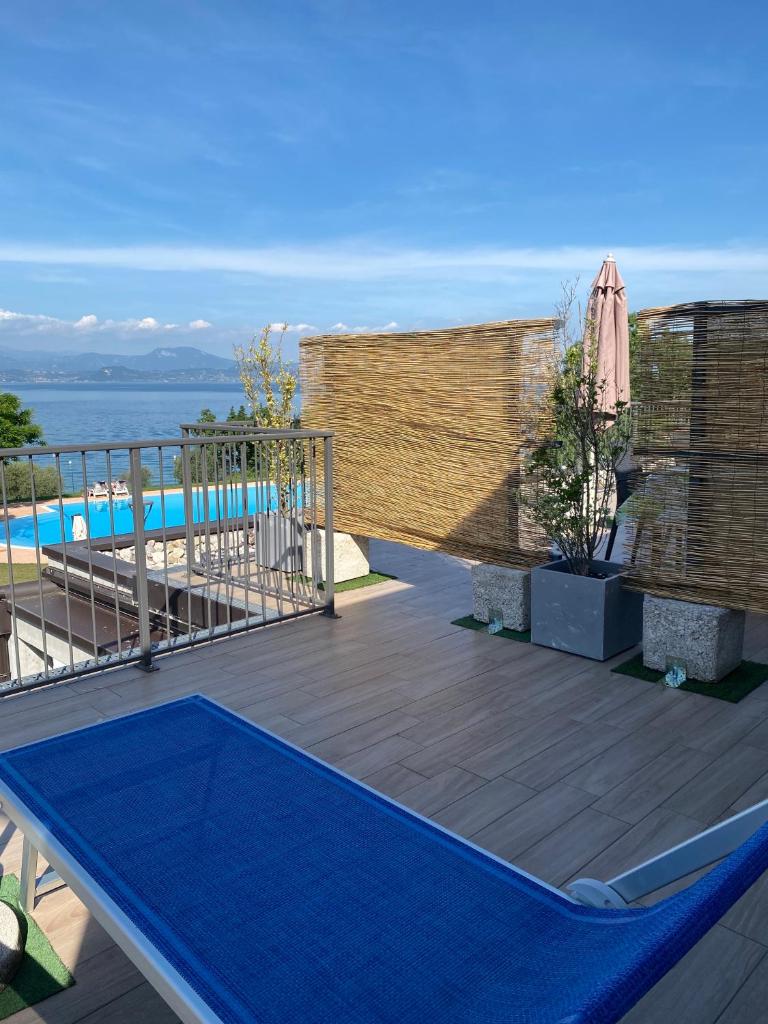 - un tapis bleu sur une terrasse à côté de la piscine dans l'établissement Campeggio Villaggio San Giorgio Vacanze, à Manerba del Garda