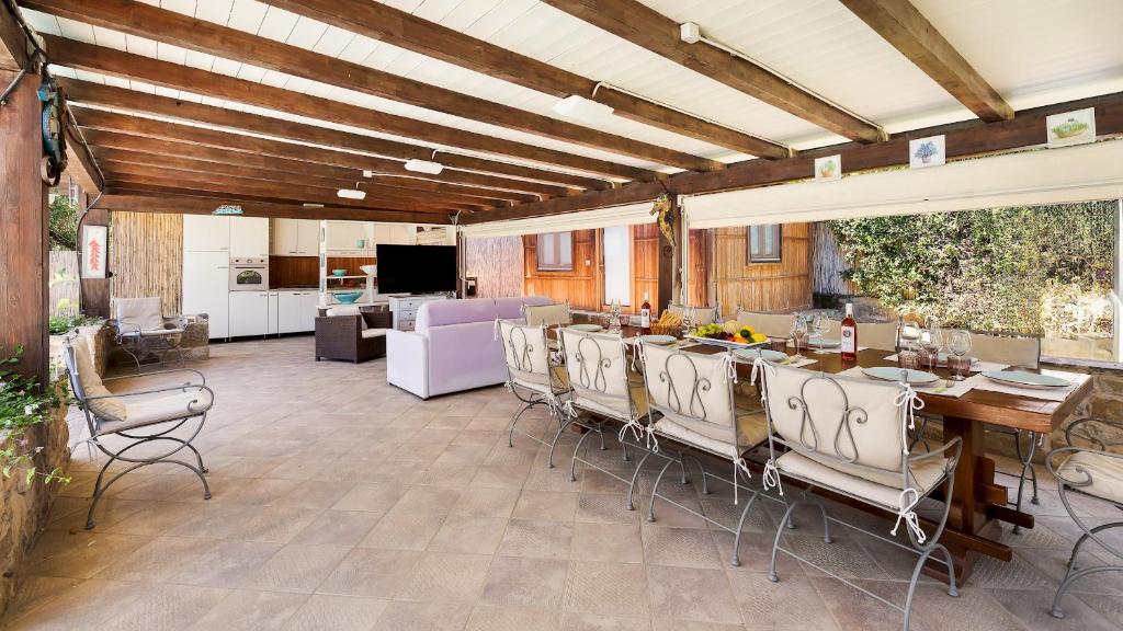 un grand salon avec une table et des chaises dans l'établissement VILLA CASTIGLIONE 9, Emma Villas, à Castiglione della Pescaia