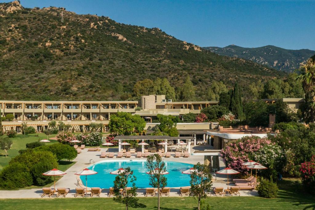 une vue aérienne d'un complexe hôtelier avec piscine dans l'établissement Is Molas Resort, à Pula