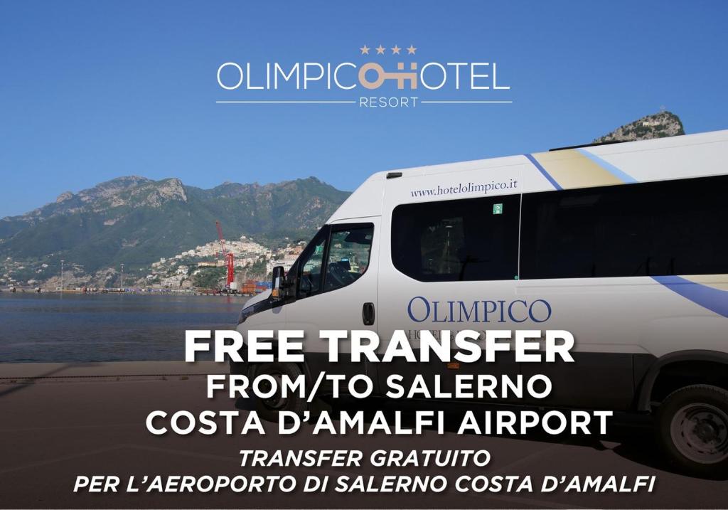 une camionnette blanche garée à côté d'une masse d'eau dans l'établissement Hotel Olimpico, à Pontecagnano