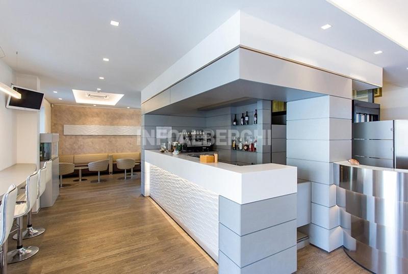 un bar dans un restaurant avec un comptoir et des chaises dans l'établissement Albergo Aquila, à Rimini