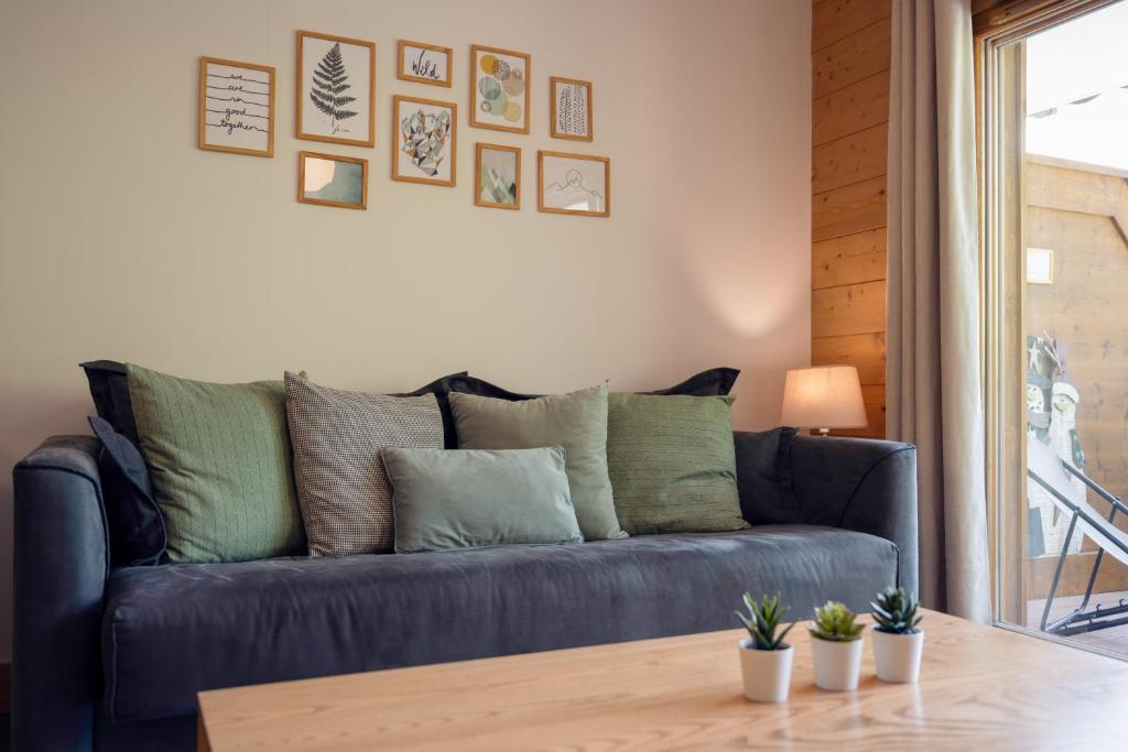 un salon avec un canapé et une table dans l'établissement ALPA appartements - Champagny-en-Vanoise, à Champagny-en-Vanoise