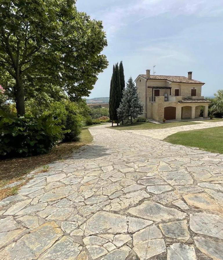 une allée en pierre en face d'une maison dans l'établissement Villa Azzurra, à Porto SantʼElpidio