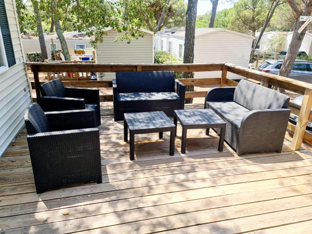 d'une terrasse avec des chaises et des tables. dans l'établissement La Baume La Palmeraie Camping Resort, à Fréjus 8 autres photos