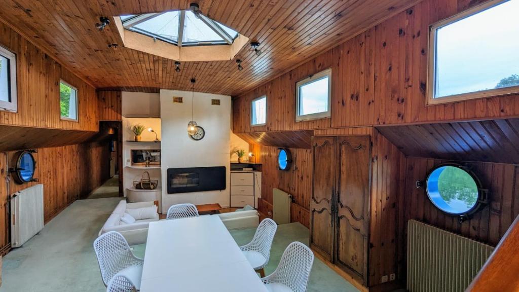 un salon avec boiseries et puits de lumière dans l'établissement Péniche Amadeus conviviale et cosy , proche de Disney et de Paris, à Torcy