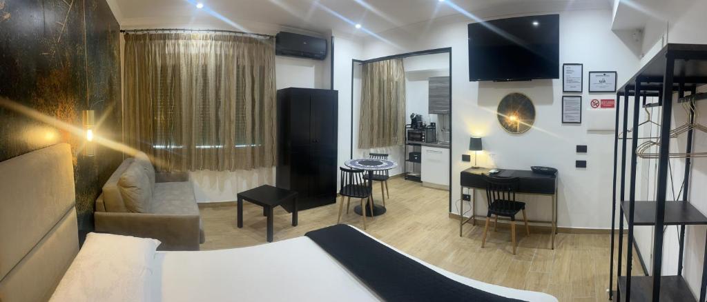 une chambre d'hôtel avec un lit et un salon dans l'établissement Residenza Cristforo Colombo, à Crotone
