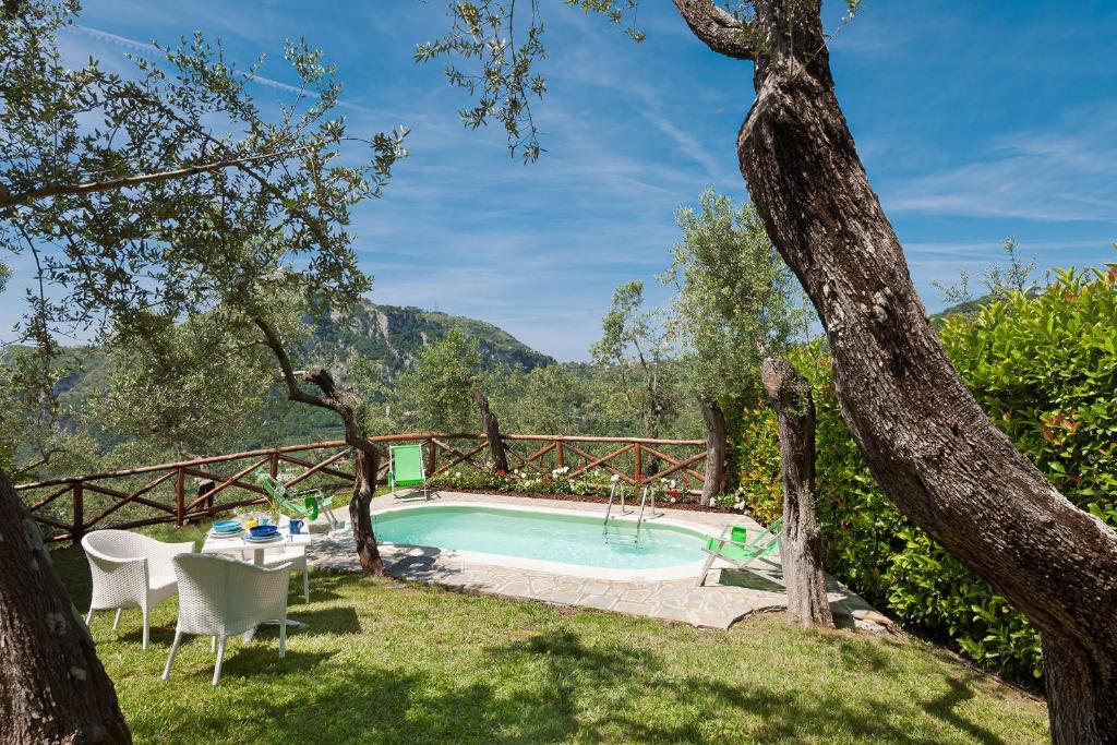 - une piscine dans une cour avec des chaises et une table dans l'établissement Villa Saretta Amalfi Views Pool & Guest Services by Feeling Italy, à Massa Lubrense 6 autres photos
