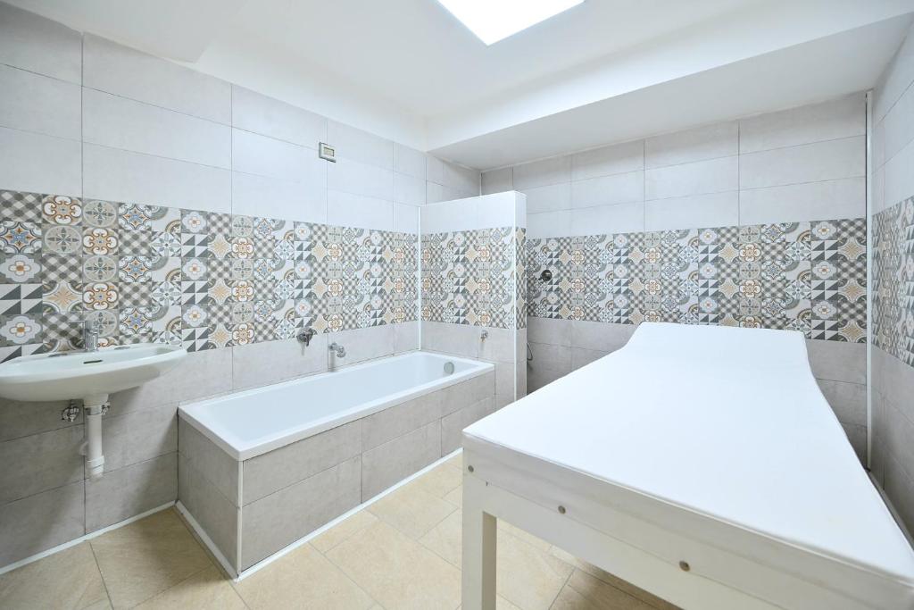 une salle de bain avec un lavabo et une baignoire et un lavabo dans l'établissement Av Club Terme Colella, à Ischia