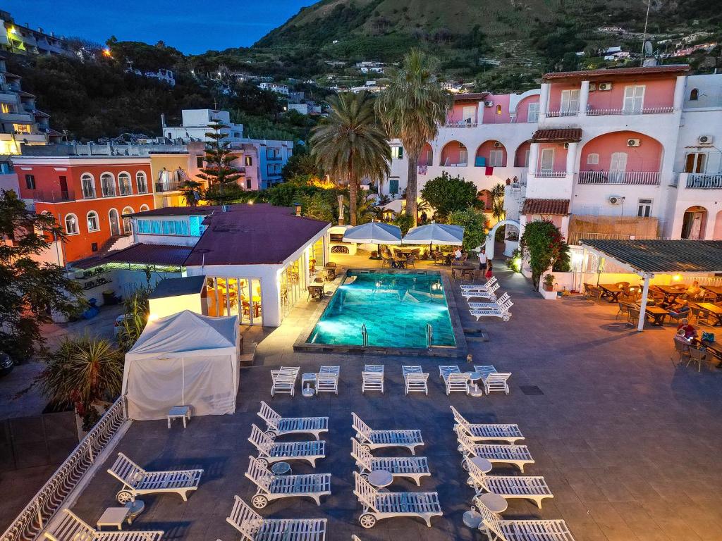 - une vue aérienne sur un complexe avec une piscine et des chaises longues dans l'établissement Av Club Terme Colella, à Ischia