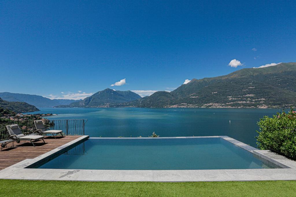 une piscine avec vue sur un lac dans l'établissement La Wally - 4 Bedroom Villa with Pool & Lake View, à Bellano