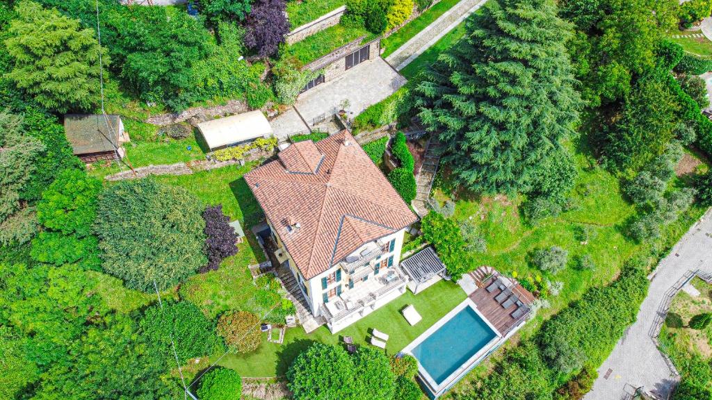 une vue sur le toit d'une maison dans l'établissement La Wally - 4 Bedroom Villa with Pool & Lake View, à Bellano
