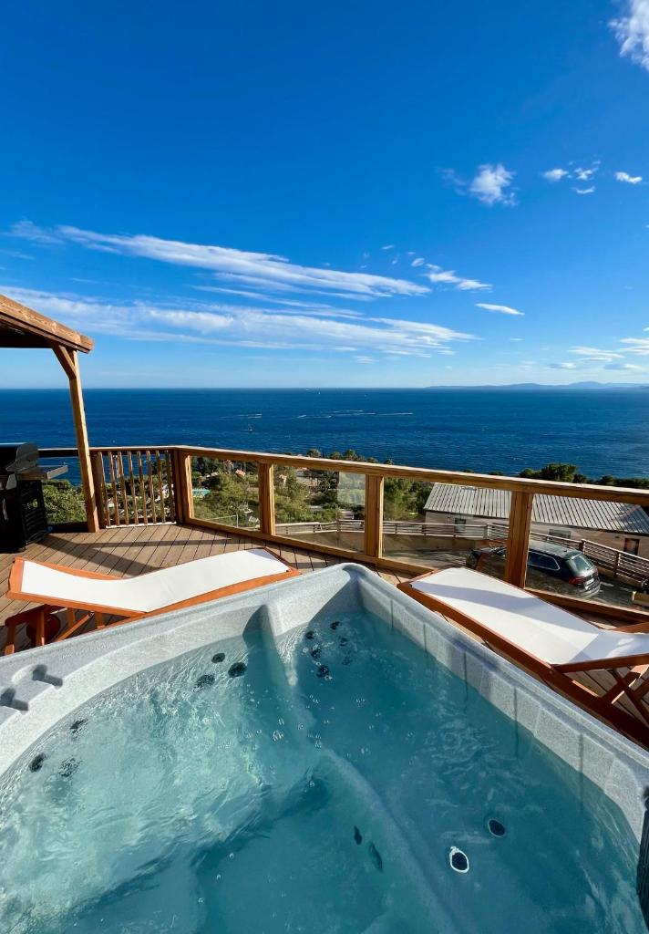 - un bain à remous sur une terrasse avec vue sur l'océan dans l'établissement Mobil home vue exceptionnelle et spa - Domaine de l'Ile d'Or, à Saint-Raphaël