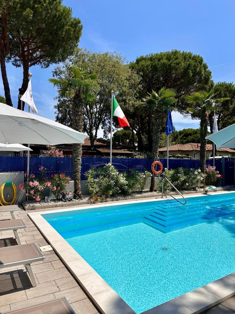 une piscine avec un drapeau et un drapeau dans l'établissement Blue Inn Residence e B&B, à Lido delle Nazioni