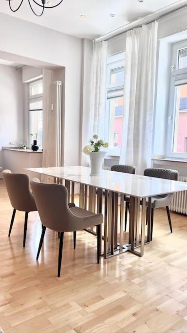 90qm Designerwohnung mit Küche und Jacuzzi in DO-City 4