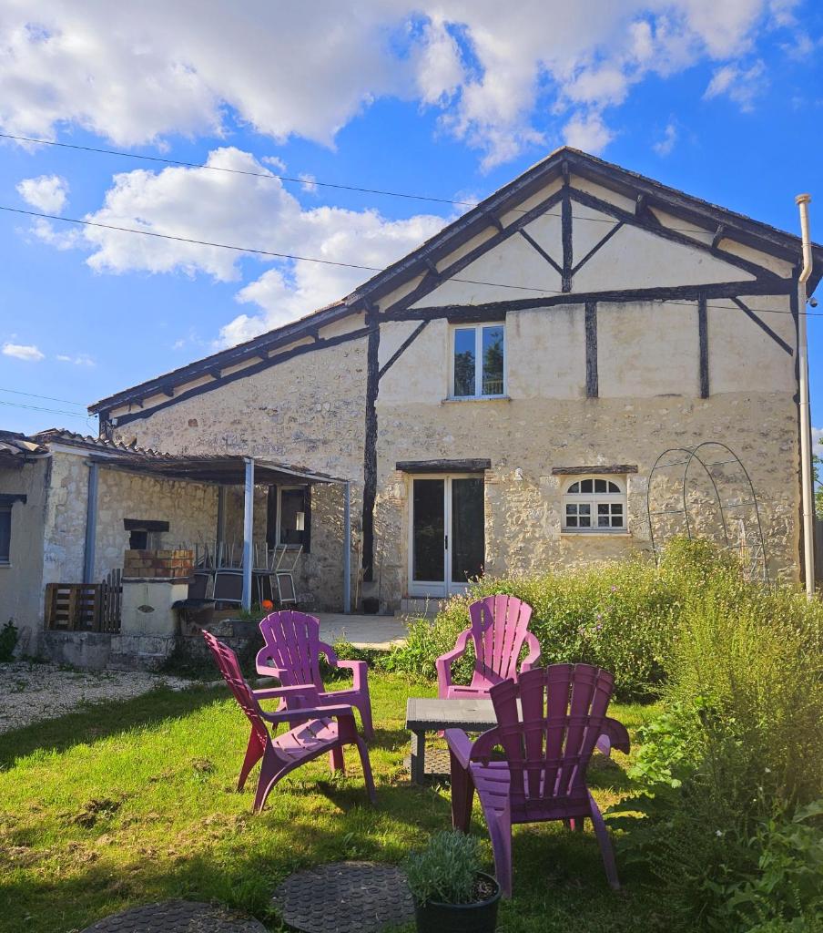 quatre chaises autour d'une table devant une maison dans l'établissement Le Magicogite - Harry Potter, à Larocal
