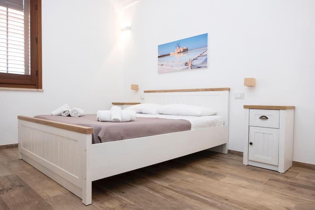 une chambre blanche avec un grand lit dans une pièce dans l'établissement Villa Beatrice, à Custonaci 29 autres photos