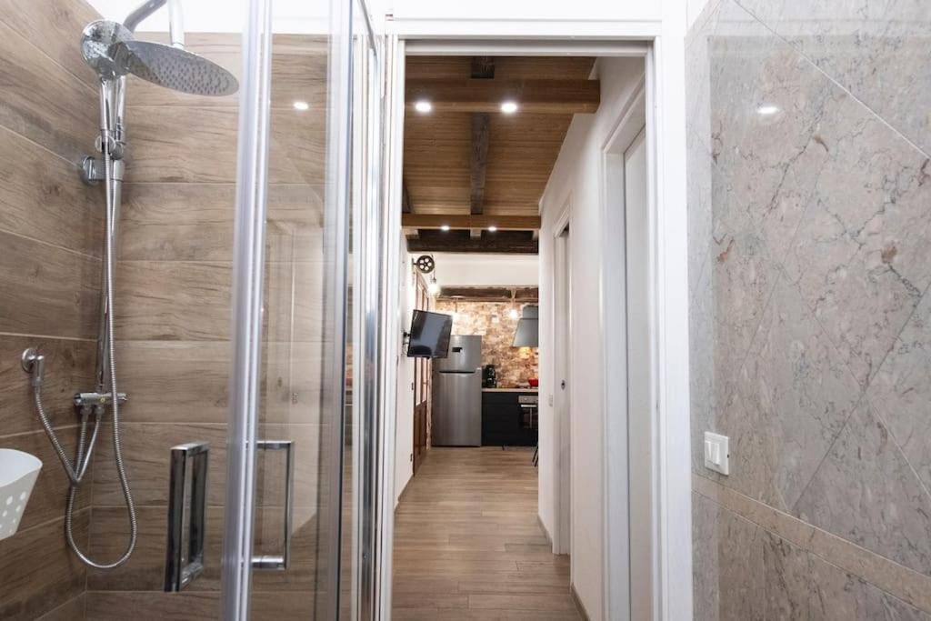 une salle de bain avec une douche à l'italienne et un lavabo dans l'établissement Villa Beatrice, à Custonaci