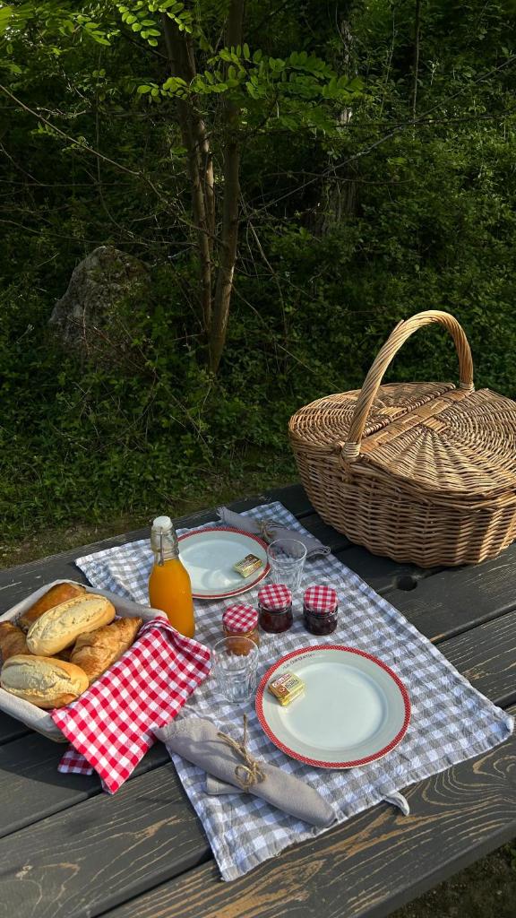 une table de pique-nique avec des assiettes, du pain et un panier dans l'établissement Bulles d'Auvergne, à Cesset 28 autres photos