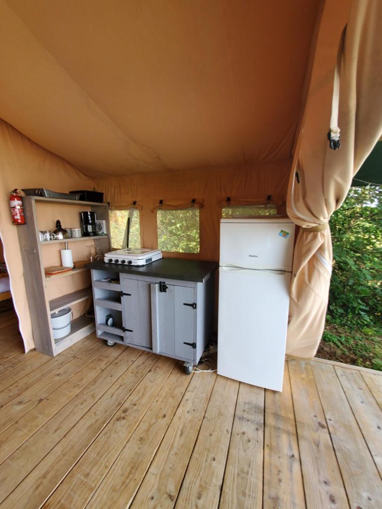 - une vue sur l'intérieur d'une cuisine dans une tente dans l'établissement Tente des vallées, à Rouffignac-Saint-Cernin-de-Reilhac