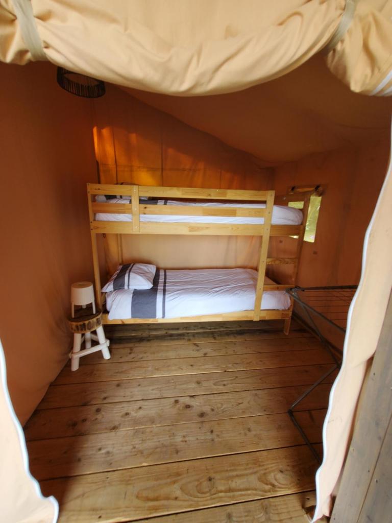 deux lits superposés dans une chambre avec parquet dans l'établissement Tente des vallées, à Rouffignac-Saint-Cernin-de-Reilhac