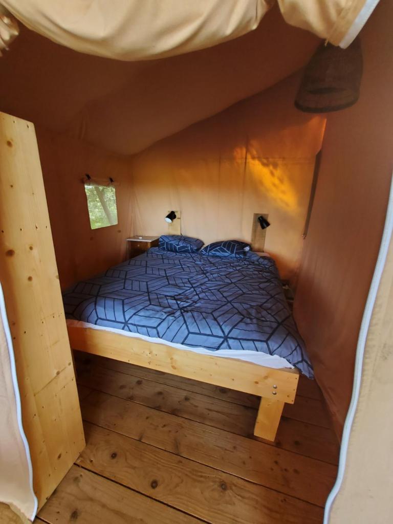 vue aérienne d'un lit dans une cabane dans les arbres dans l'établissement Tente des vallées, à Rouffignac-Saint-Cernin-de-Reilhac
