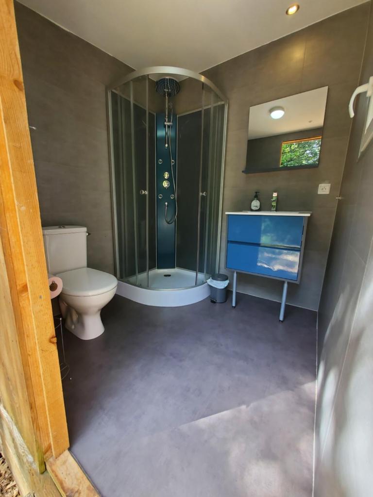 une salle de bain avec une douche, des toilettes et un lavabo dans l'établissement Tente des vallées, à Rouffignac-Saint-Cernin-de-Reilhac