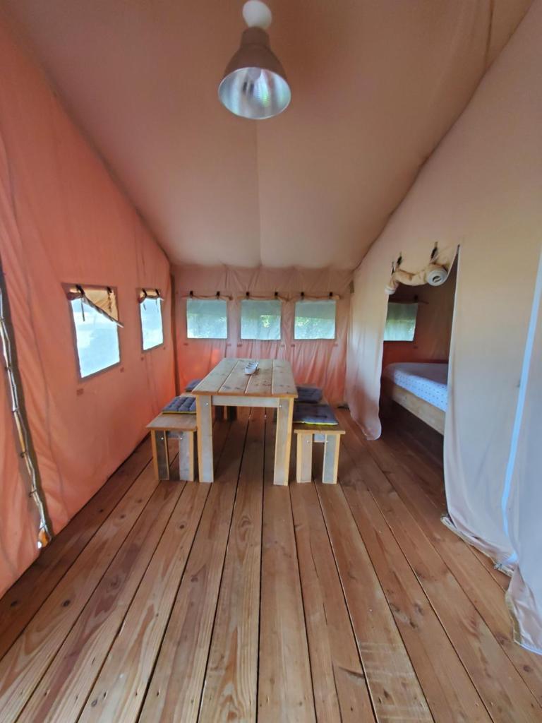 une chambre avec une table dans une tente dans l'établissement Tente Belle vue, à Rouffignac-Saint-Cernin-de-Reilhac 21 autres photos