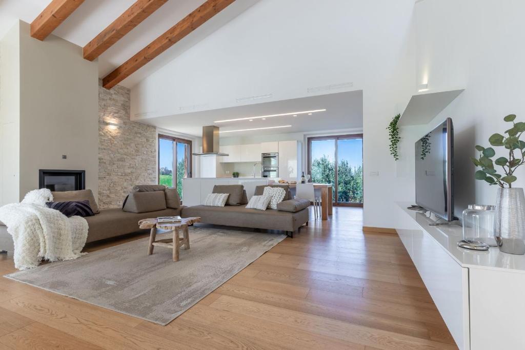 un salon avec un canapé et une télévision dans l'établissement Italian Experience-Villa Clair, à Fermo