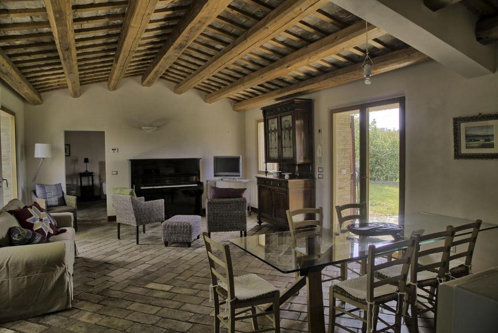 un salon avec une table et des chaises dans l'établissement Italian Experience-Villa Oleandri, à Ostra