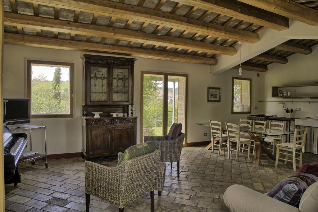 un salon avec une table et des chaises dans l'établissement Italian Experience-Villa Oleandri, à Ostra
