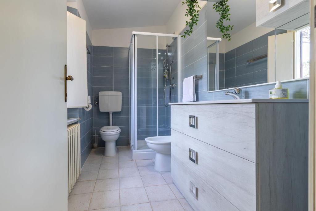 une salle de bain avec toilettes, lavabo et douche dans l'établissement Italian Experience- Villa La Pagliarina, à Cartoceto