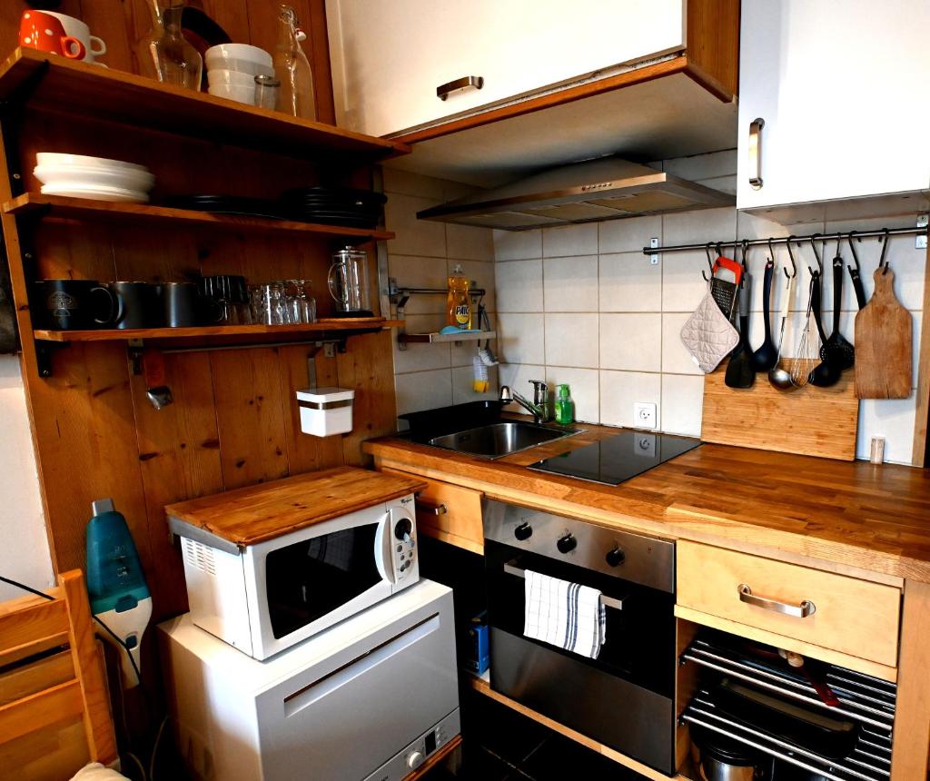 Cozy Chamonix Ski Studio with Mountain Views 5