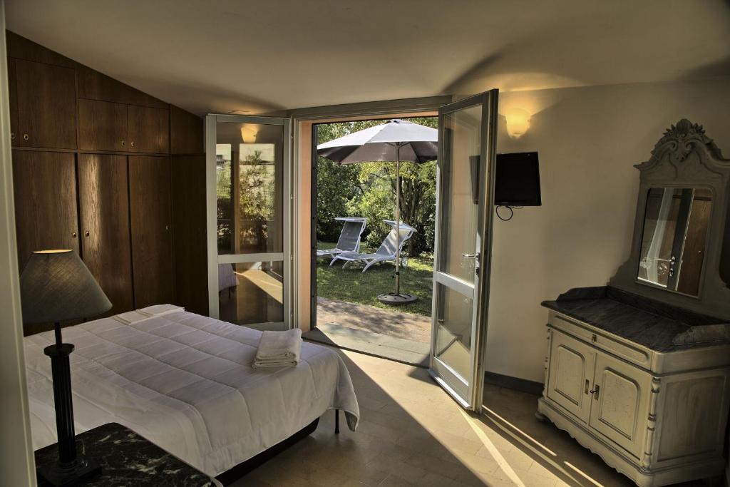 une chambre avec un lit et une porte coulissante en verre dans l'établissement Italian Experience-Villa Sinfonia, à Ostra 70 autres photos