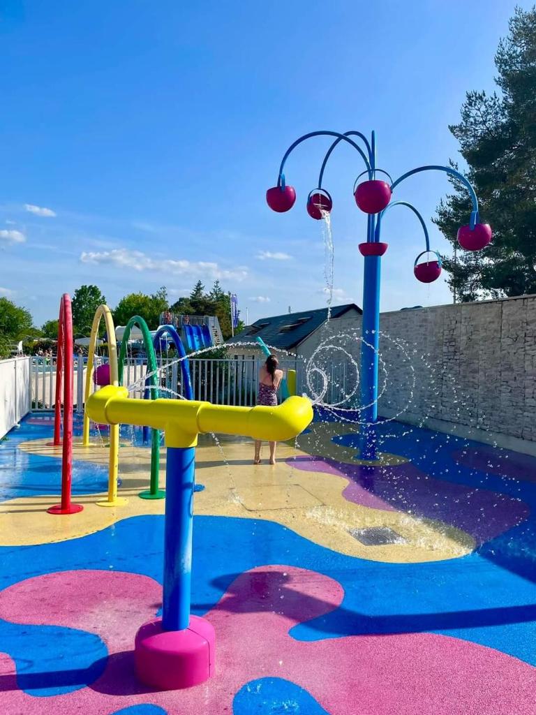 - un parc aquatique avec toboggan dans l'établissement Mobil-home avec WIFI 6 à 8 couchages Domaine 4 étoiles au cœur des Châteaux de la Loire, à Onzain 21 autres photos