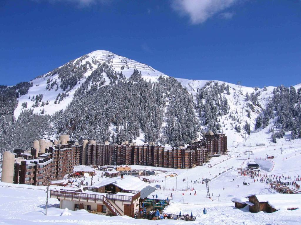 une station de ski dans la neige avec une montagne dans l'établissement Plagne Bellecote Apartments, à Plagne Bellecôte