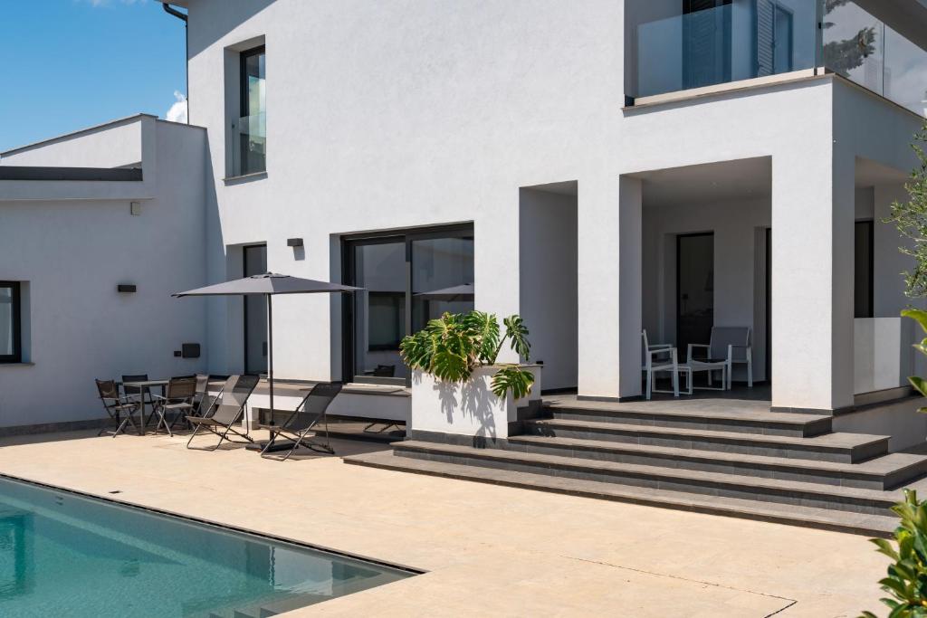 une maison avec une piscine et une terrasse dans l'établissement Villa Tina Mondello, à Mondello