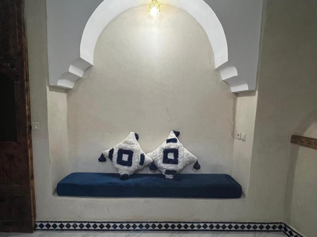 Un ou plusieurs lits dans un hébergement de l'établissement Riad Rkiya with Courtyard