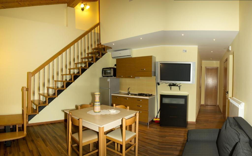 - un salon avec une table à manger et un escalier dans l'établissement Residence Villa Il Glicine, à Taormine