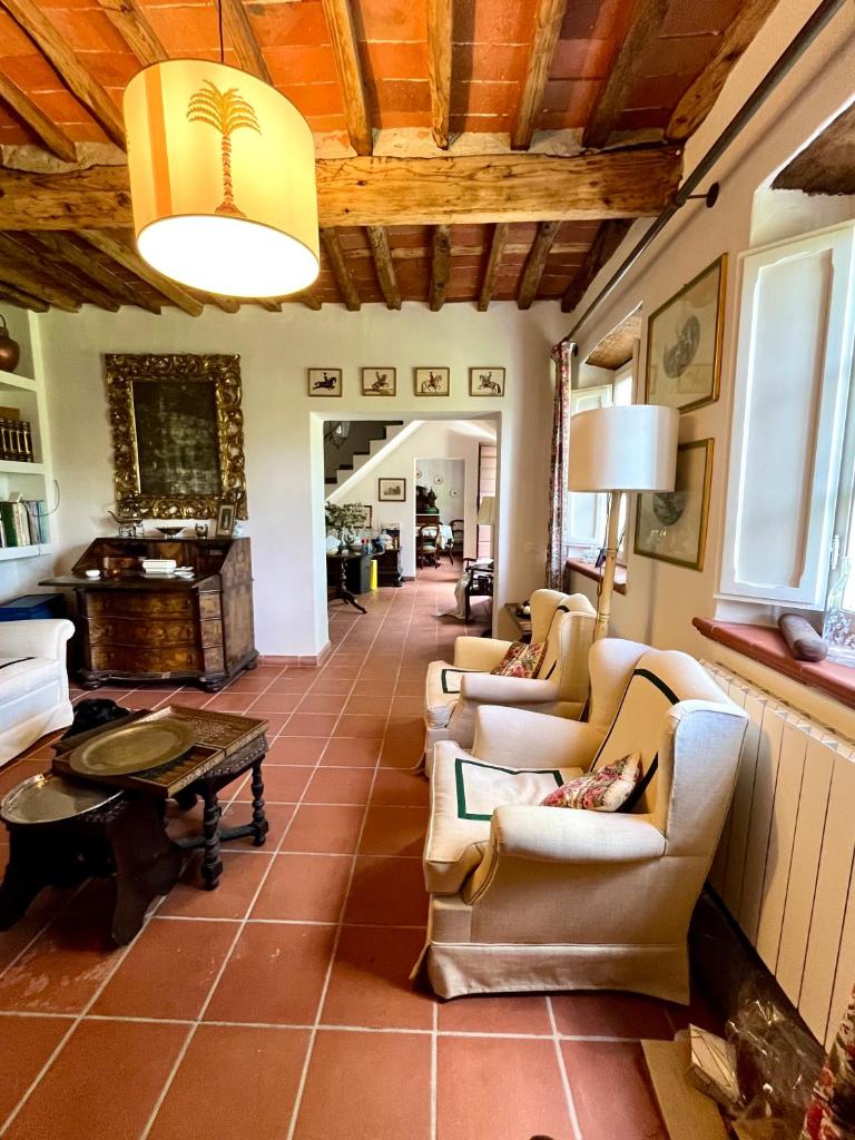 un salon avec deux canapés et une table dans l'établissement Podere Il Piantoneto, à Stiava