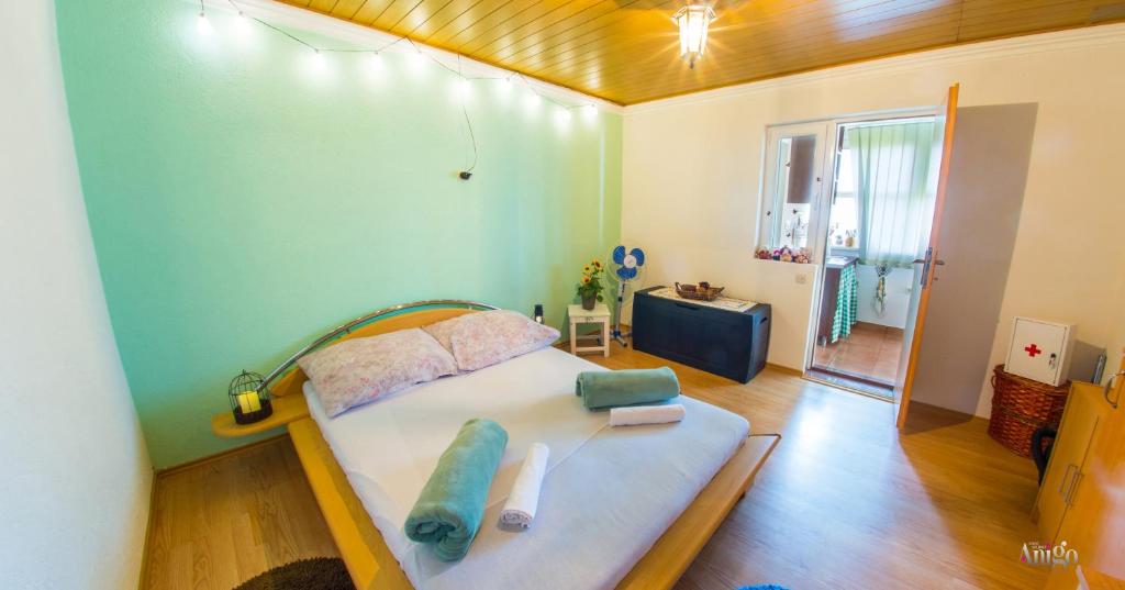 Retro Pool House 5