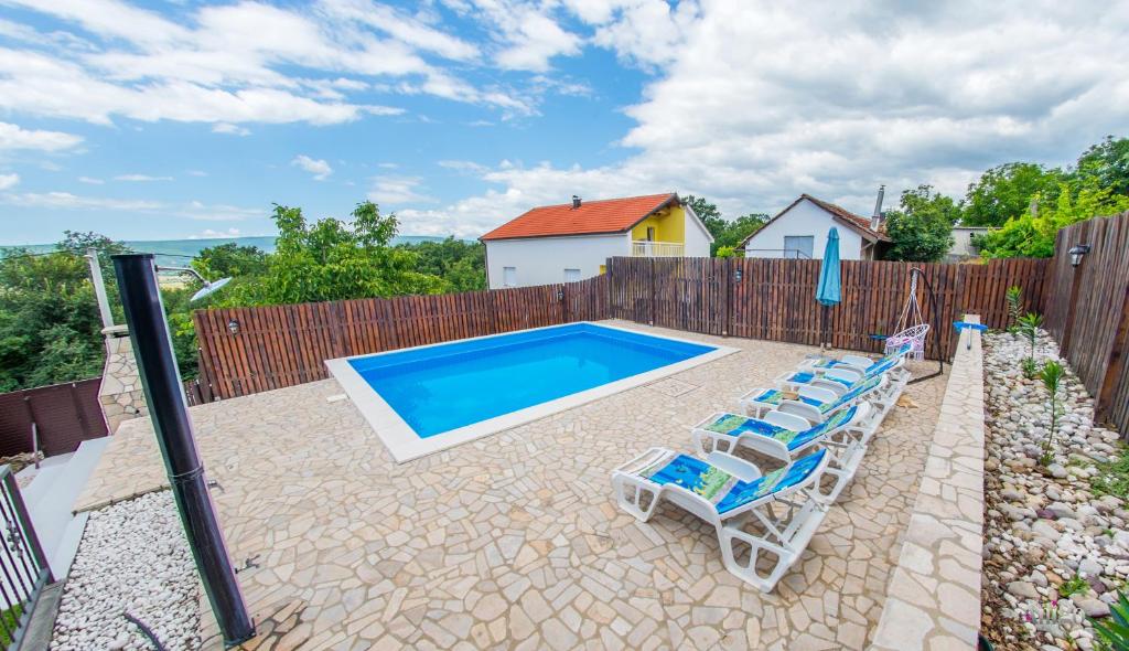 Retro Pool House 7
