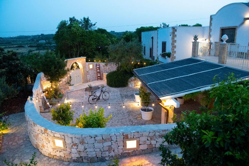 un patio extérieur avec un panneau solaire dans un bâtiment dans l'établissement Tenuta Arianna by Perle di Puglia, à Cisternino